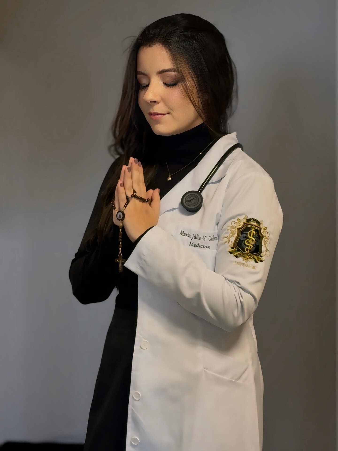 Maria Júlia Gomes Gabriel com jaleco e terço em agradecimento